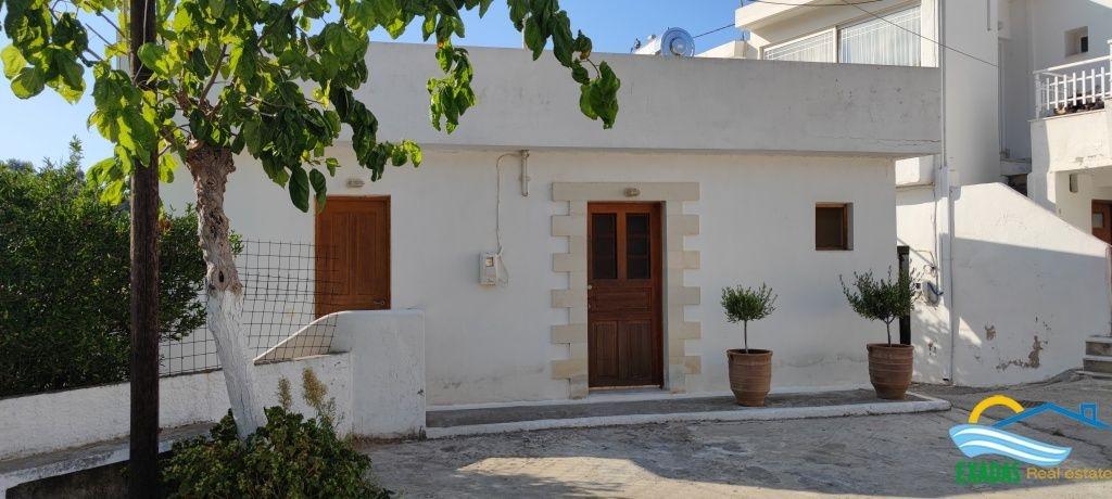 880, Nice house with garden inside the traditional and beautiful village of Maroulas