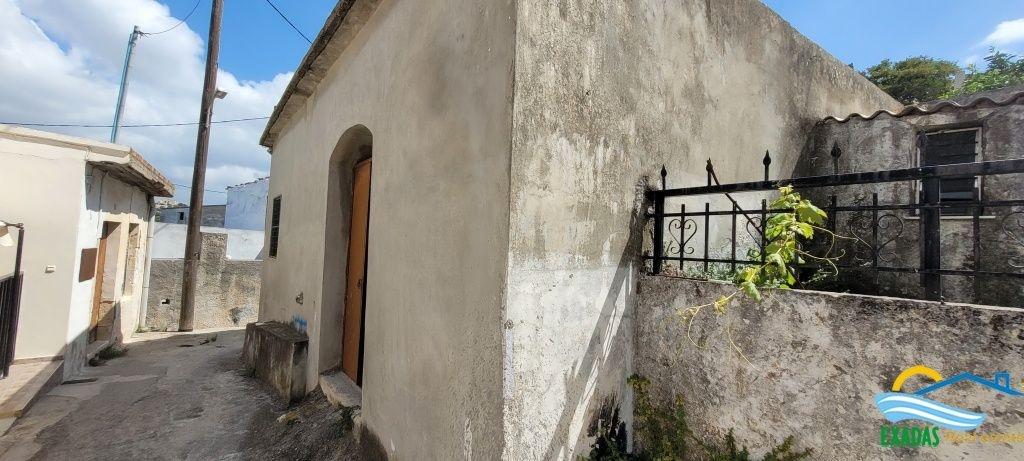 876, Old building with plot suitable for renovation project inside the old village of Episkopi