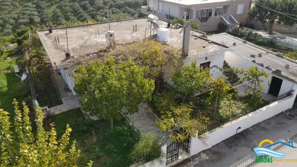 Haus von 3 brs zum Verkauf auf einem großen Grundstück, im schönen Dorf Roumeli in der Nähe des Strandes