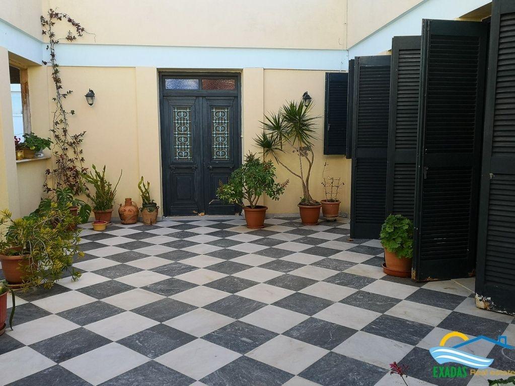 740, Partially finished complex with licence of 350 sq.m on plot of 1.050 sq.m in Rethymnon city