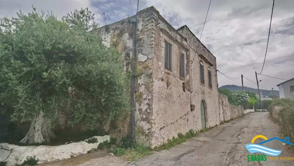 Large property for renovation of 200 sq.m placed on plot 650 sq.m with extra building allowance!