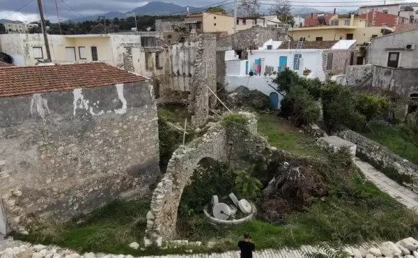 Eiendom bestående av 2 ruiner med tillatelse og restaureringsstudier i landsbyen Margarites, Rethymno.