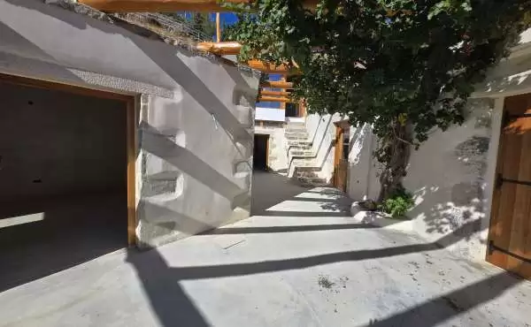 Komplex von renovierten Häusern mit der Möglichkeit des zusätzlichen Baus zum Verkauf in Sellia